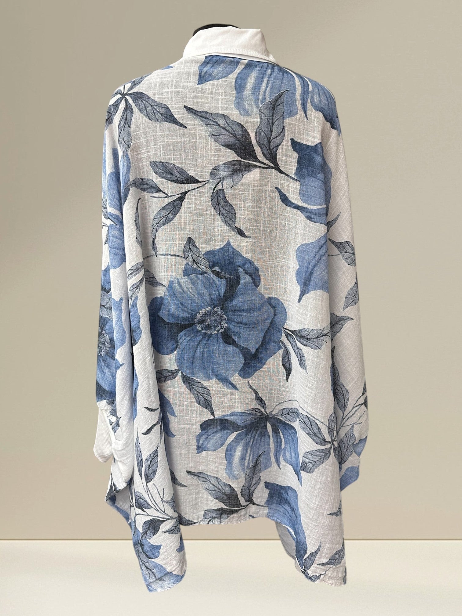 Boutique Sylbelle blouse en coton blanc à motif floral bleu, coupe chauve-souris