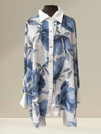 Boutique Sylbelle blouse en coton blanc à motif floral bleu, coupe chauve-souris, col classique, manches longues.