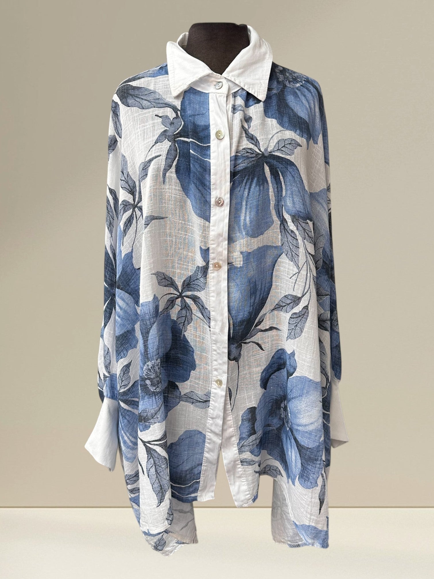 Boutique Sylbelle blouse en coton blanc à motif floral bleu, coupe chauve-souris, col classique, manches longues.
