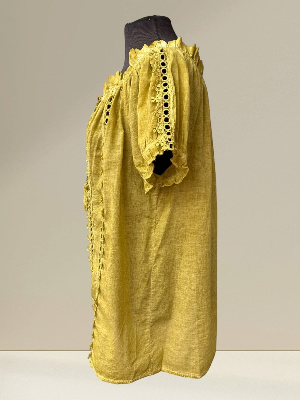 Boutique Sylbelle blouse jaune moutarde épaules dénudées en coton avec broderie florale et manches volantées.