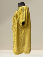 Boutique Sylbelle blouse jaune moutarde épaules dénudées en coton avec broderie florale et manches volantées.