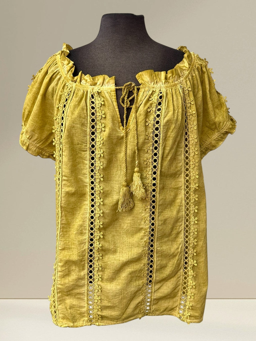 Boutique Sylbelle blouse jaune moutarde épaules dénudées en coton avec broderie florale et détails ajourés