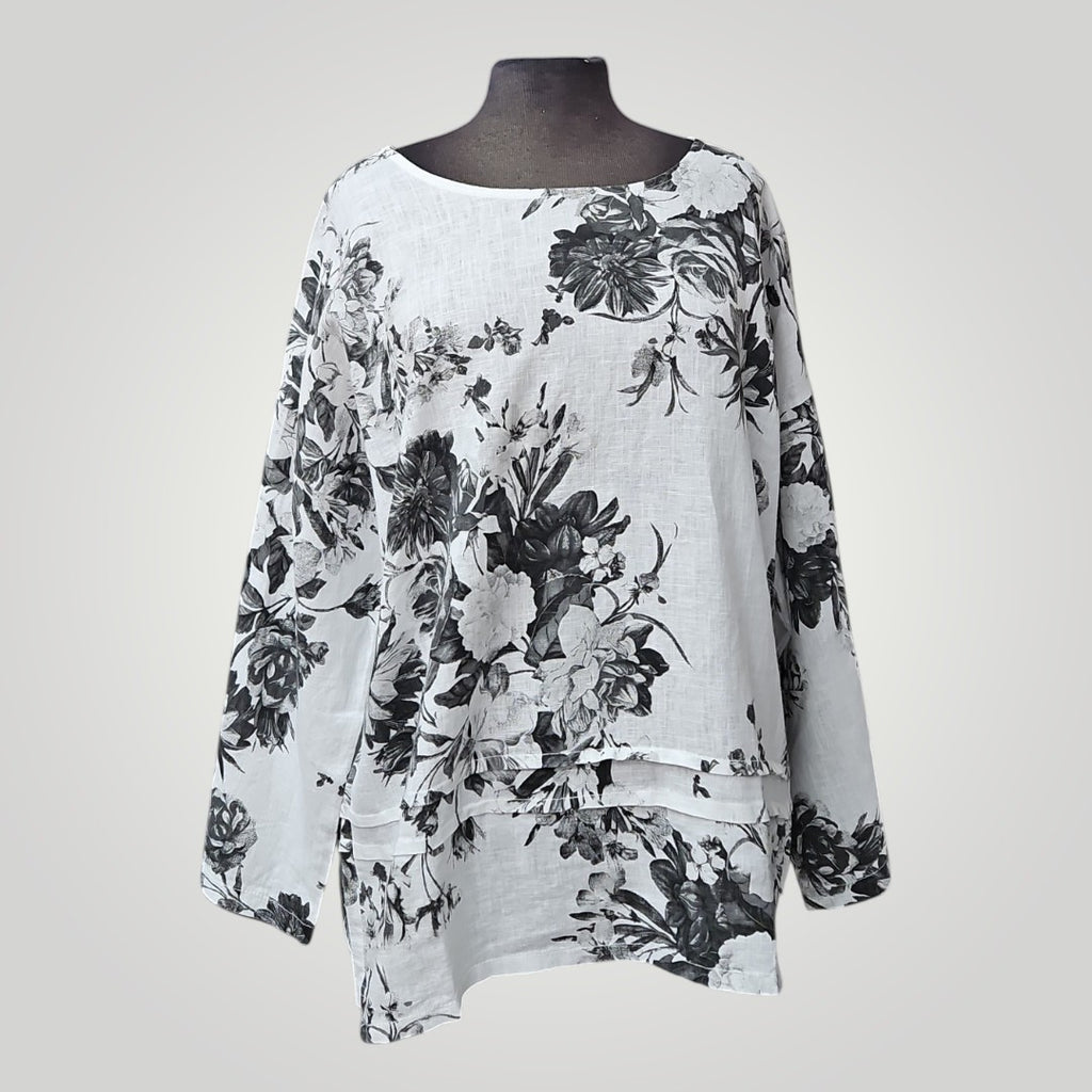 Blouse en lin à fleurs noires et blanches de Boutique Sylbelle, manches longues, col rond, coupe ample.