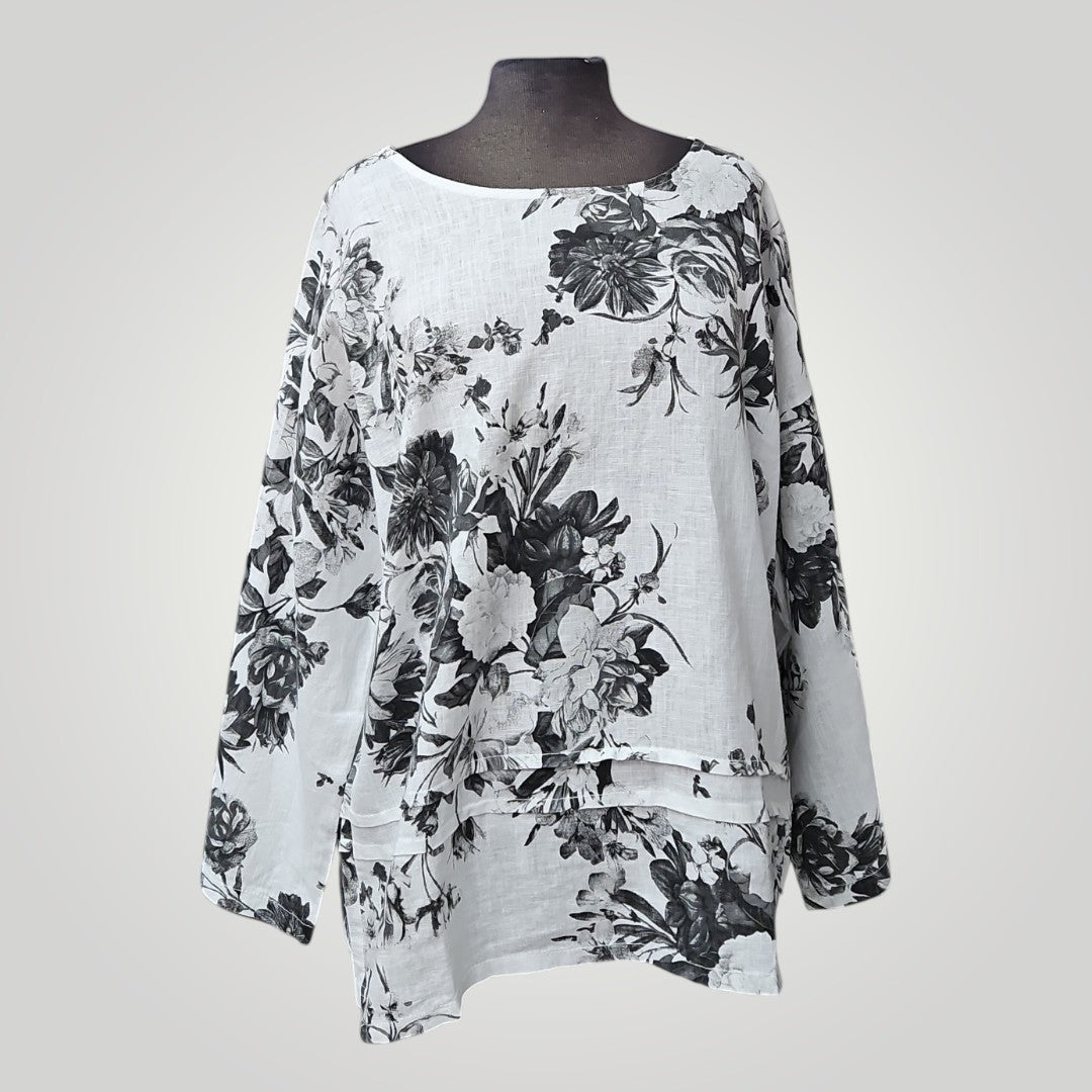 Blouse en lin à fleurs noires et blanches de Boutique Sylbelle, manches longues, col rond, coupe ample.