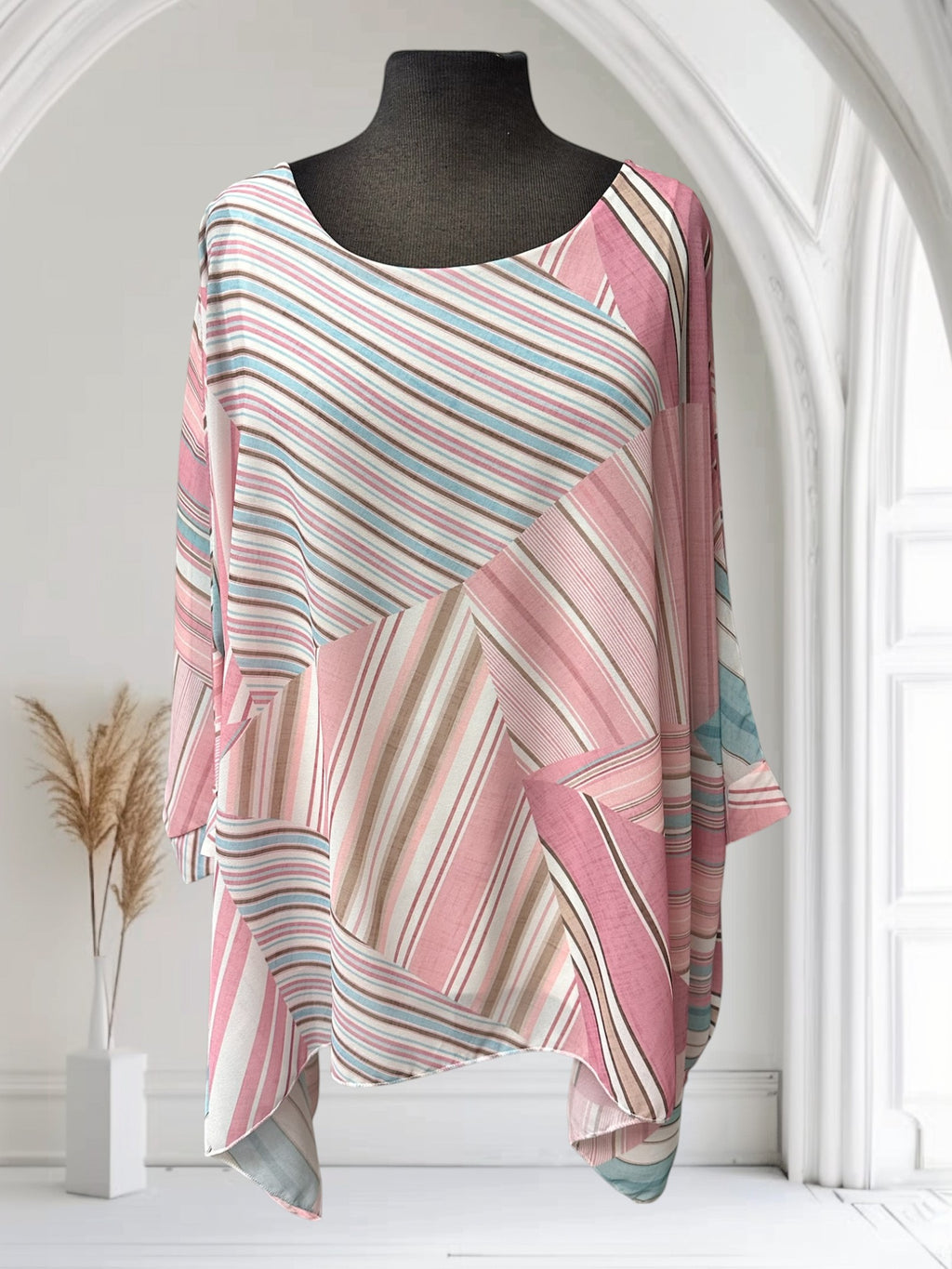 Blouse Boutique Sylbelle à rayures roses, bleues et beiges en polyester, coupe ample et asymétrique.