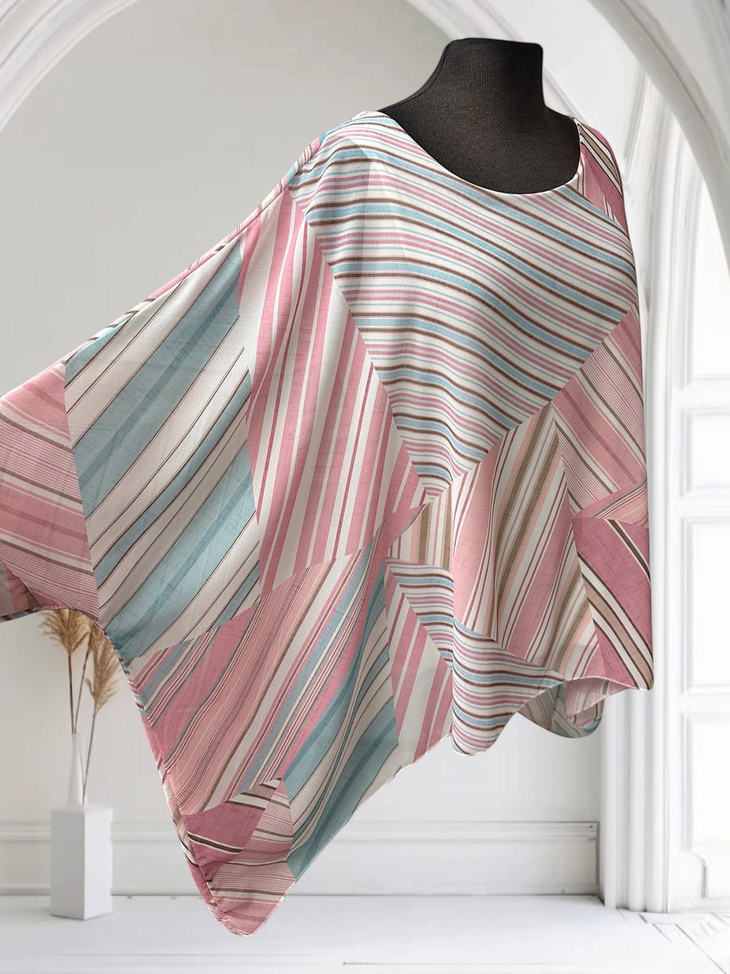 Blouse Boutique Sylbelle à rayures roses, bleues et blanches en polyester, coupe ample et fluide.