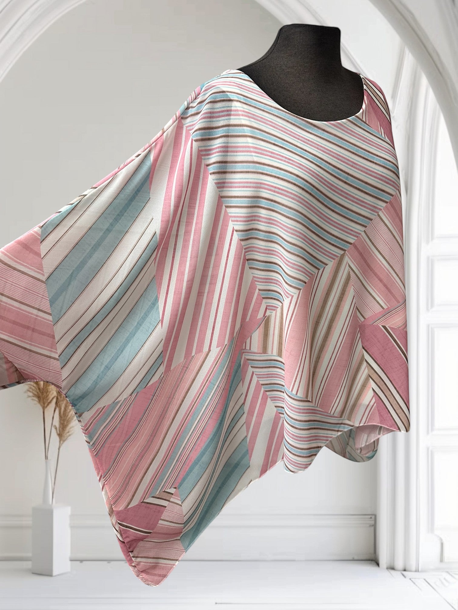 Blouse Boutique Sylbelle à rayures roses, bleues et blanches en polyester, coupe ample et fluide.