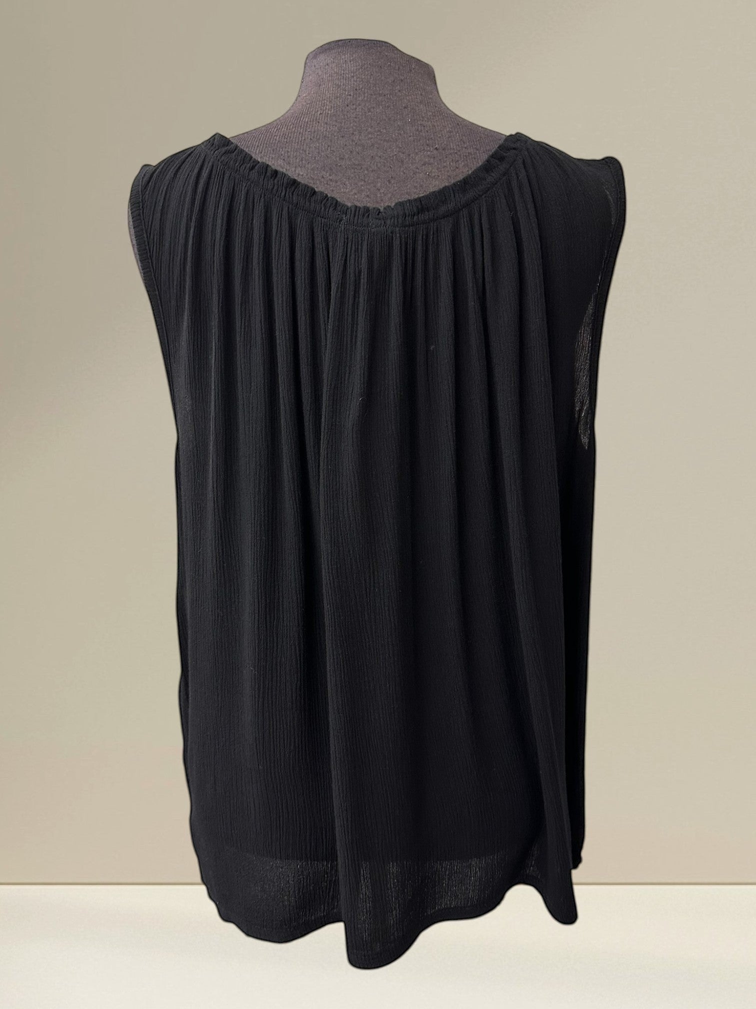 Camisole noire sans manches en viscose 100% de Boutique Sylbelle, avec un décolleté rond froncé et un tissu léger et fluide.