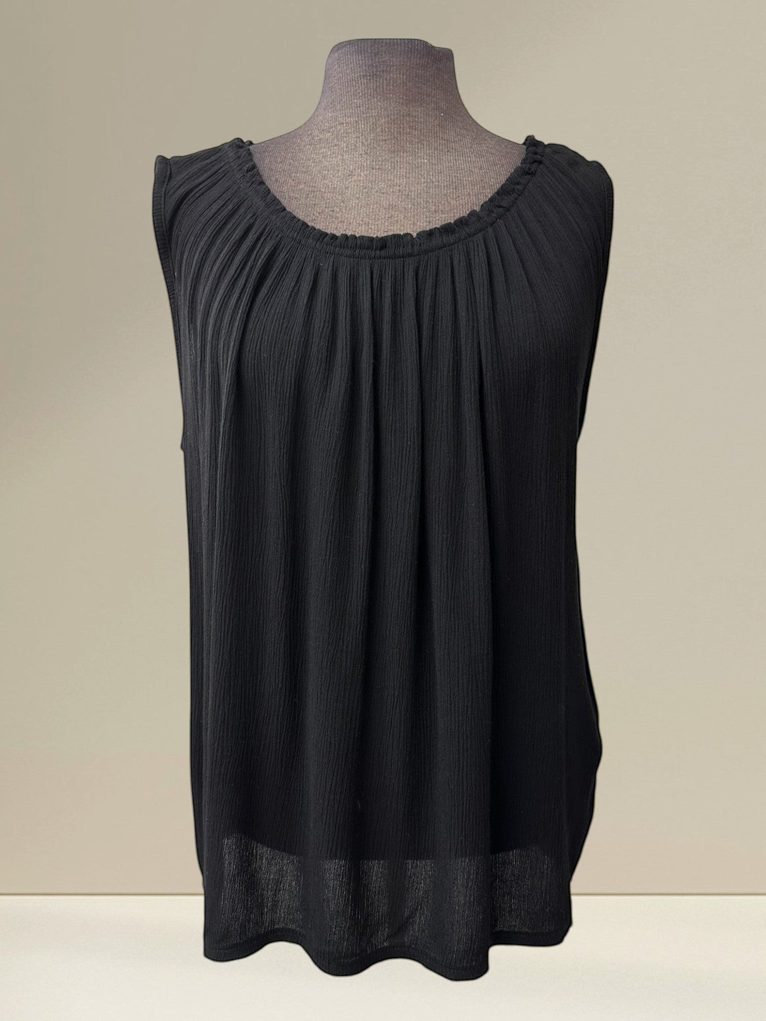 Camisole noire sans manches en viscose 100% de Boutique Sylbelle, avec un col rond plissé et un tombé fluide.