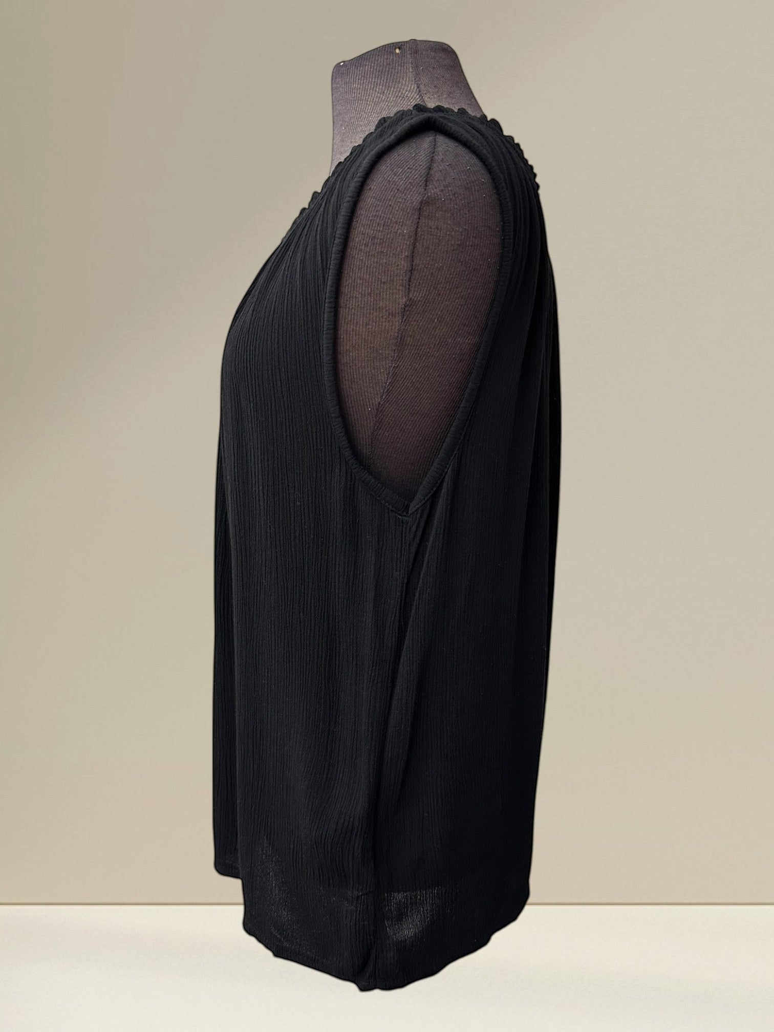 Camisole noire en viscose 100% Boutique Sylbelle, légère et respirante, avec bordure festonnée et texture côtelée.