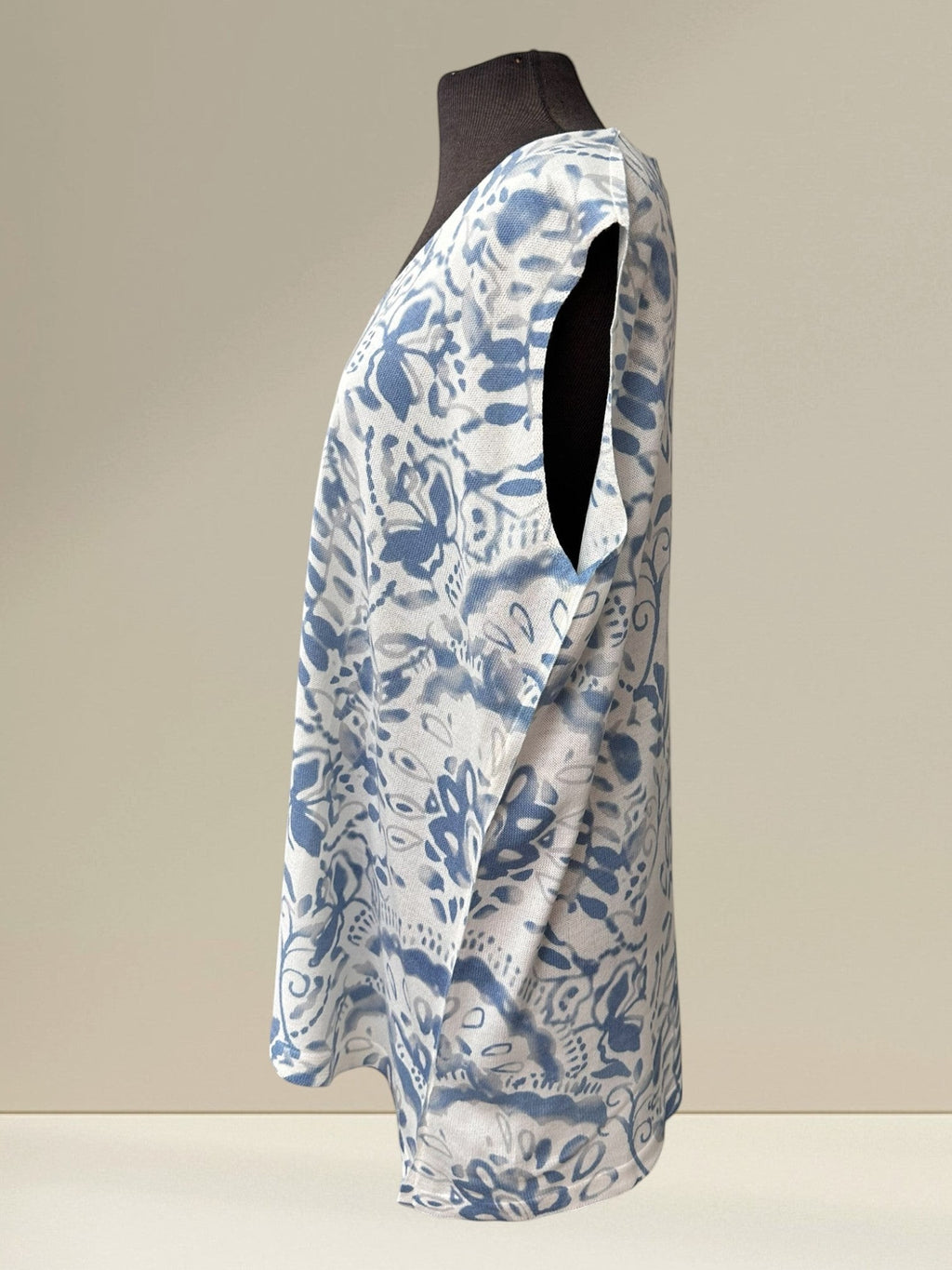 Boutique Sylbelle chandail sans manche bleu et blanc à imprimé floral abstrait, 70% viscose, 30% polyester.
