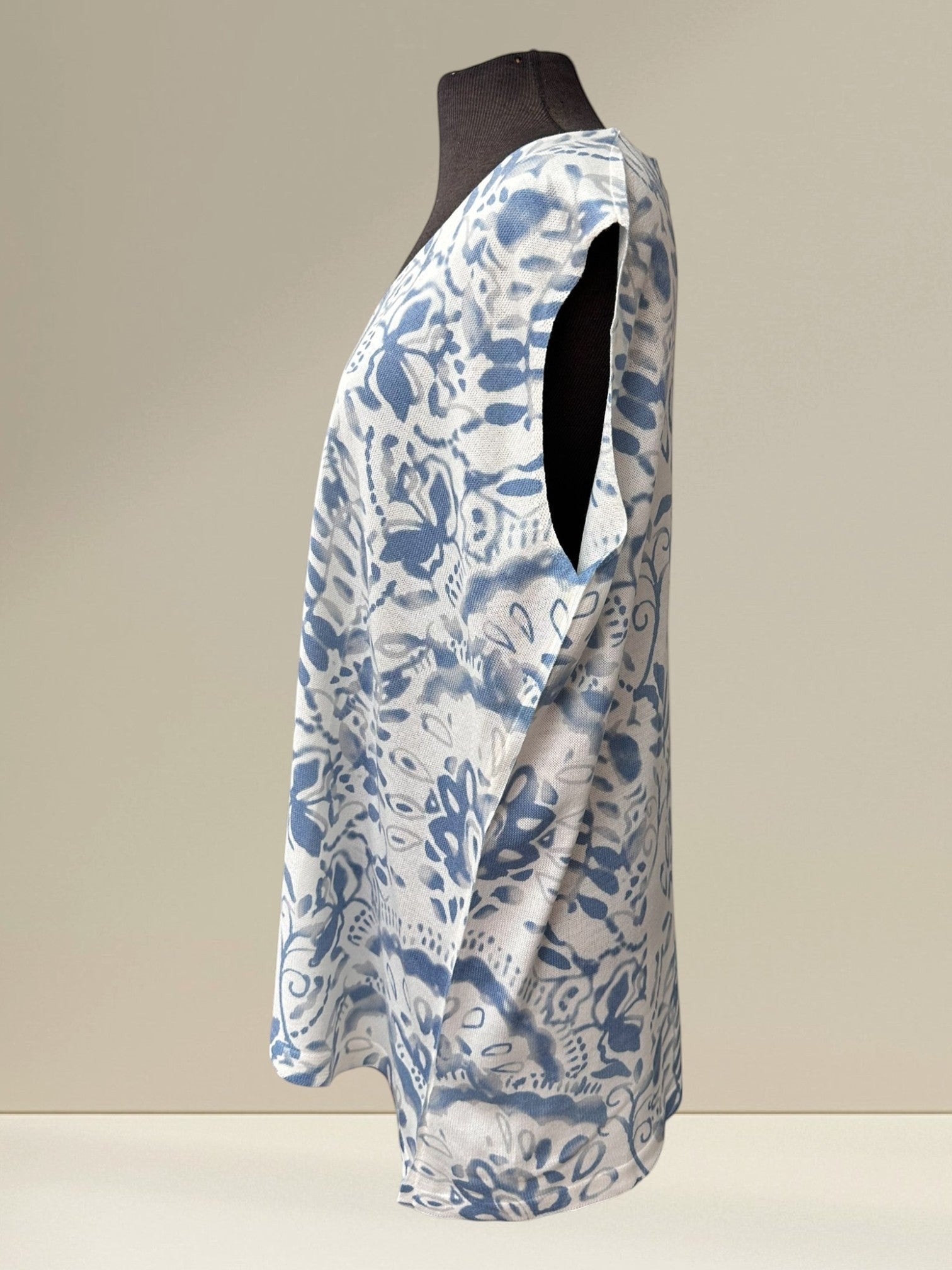 Boutique Sylbelle chandail sans manche bleu et blanc à imprimé floral abstrait, 70% viscose, 30% polyester.