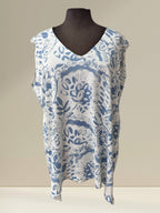 Boutique Sylbelle chandail sans manche blanc et bleu à motif floral, col en V, 70% viscose, 30% polyester.