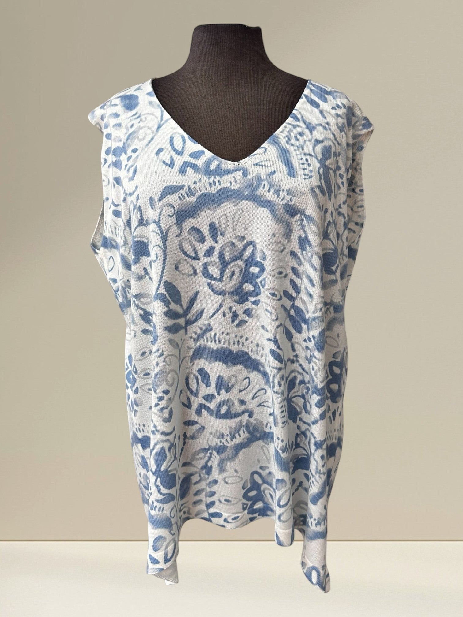 Boutique Sylbelle chandail sans manche blanc et bleu à motif floral, col en V, 70% viscose, 30% polyester.