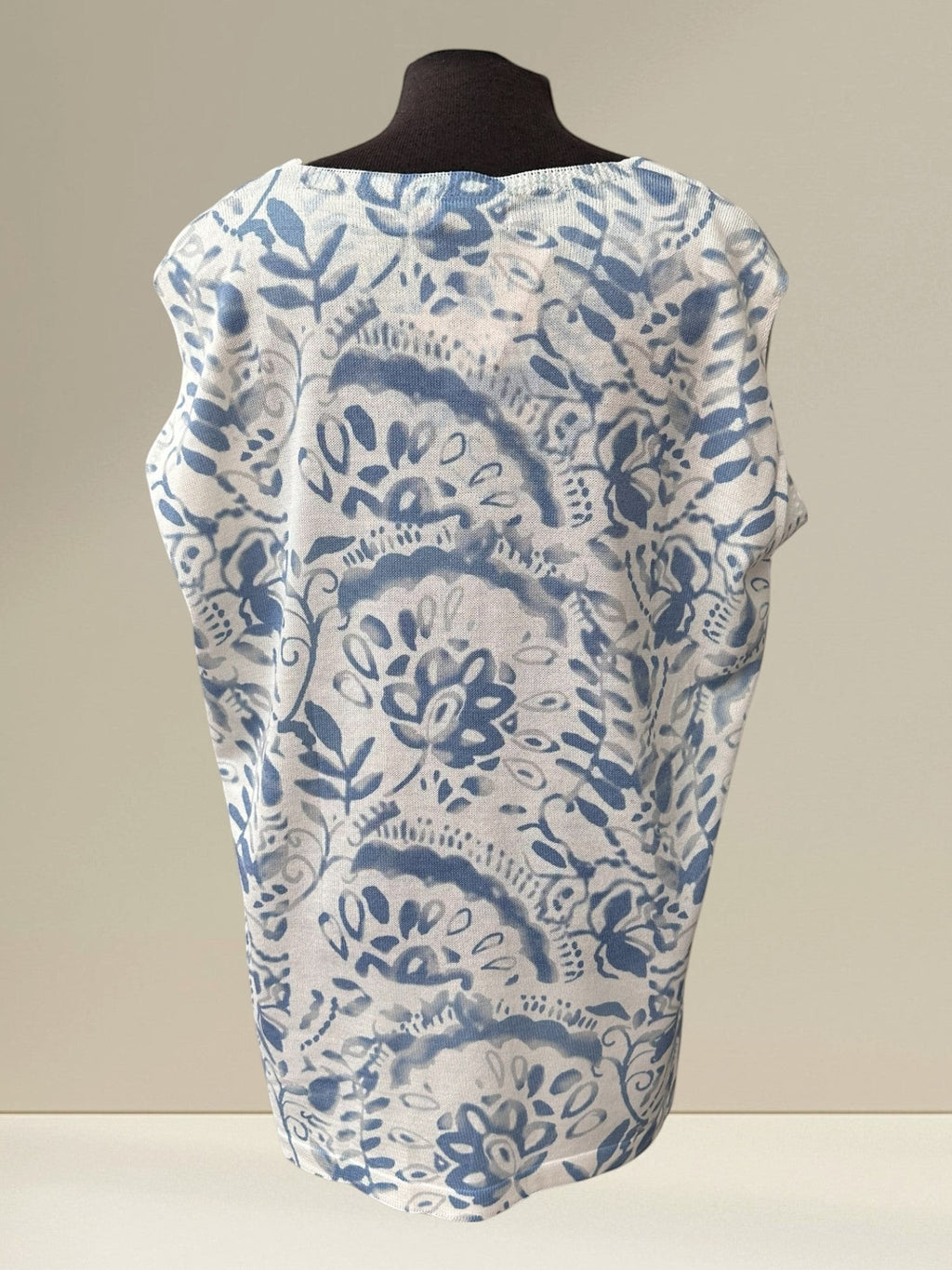 Boutique Sylbelle chandail sans manche bleu et blanc à motif floral abstrait, 70 % viscose, 30 % polyester.