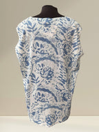 Boutique Sylbelle chandail sans manche bleu et blanc à motif floral abstrait, 70 % viscose, 30 % polyester.