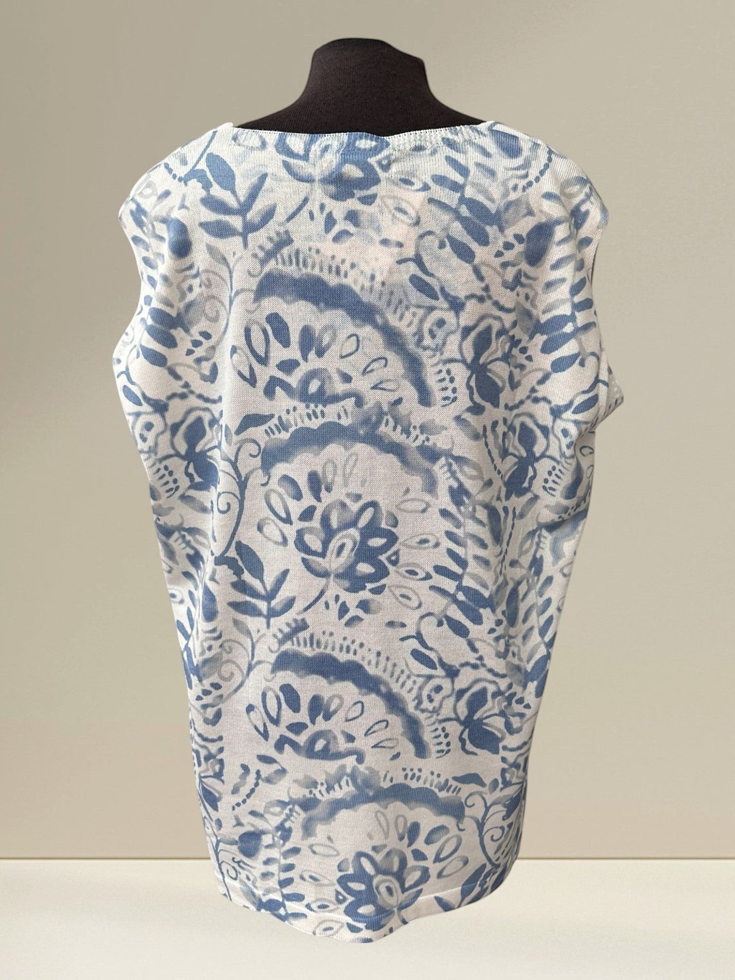Boutique Sylbelle chandail sans manche bleu et blanc à motif floral abstrait, 70 % viscose, 30 % polyester.