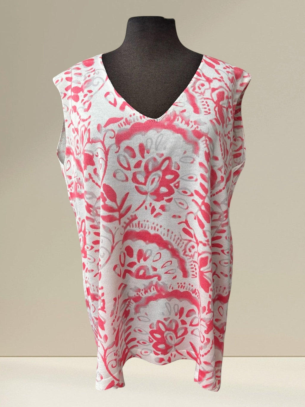 Boutique Sylbelle chandail sans manche blanc à motif floral rose, col en V, 70 % viscose, 30 % polyester.
