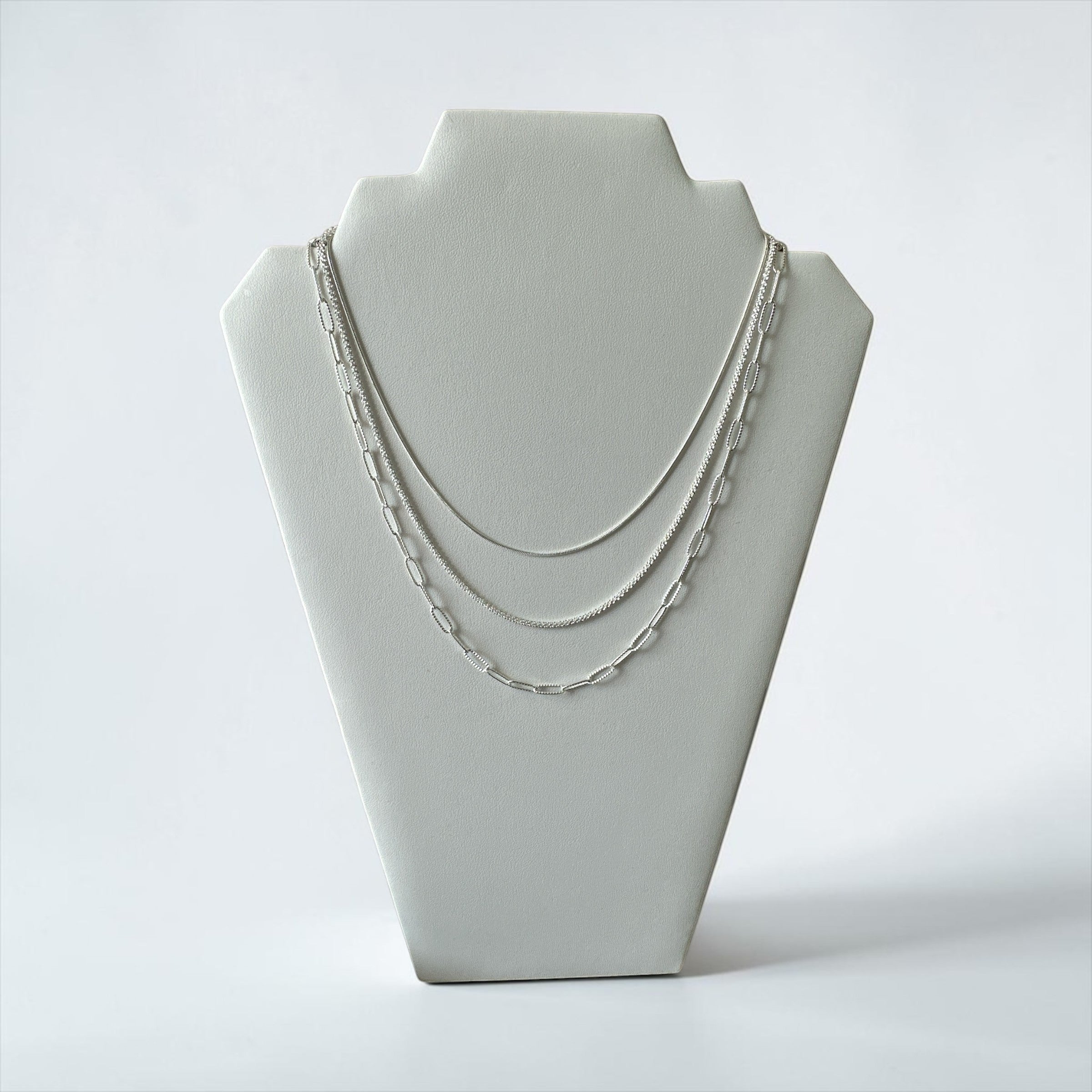 Boutique Sylbelle Collier superposé trois chaînes en argent sterling poli, chaînes serpent, rectangulaires et ovales.