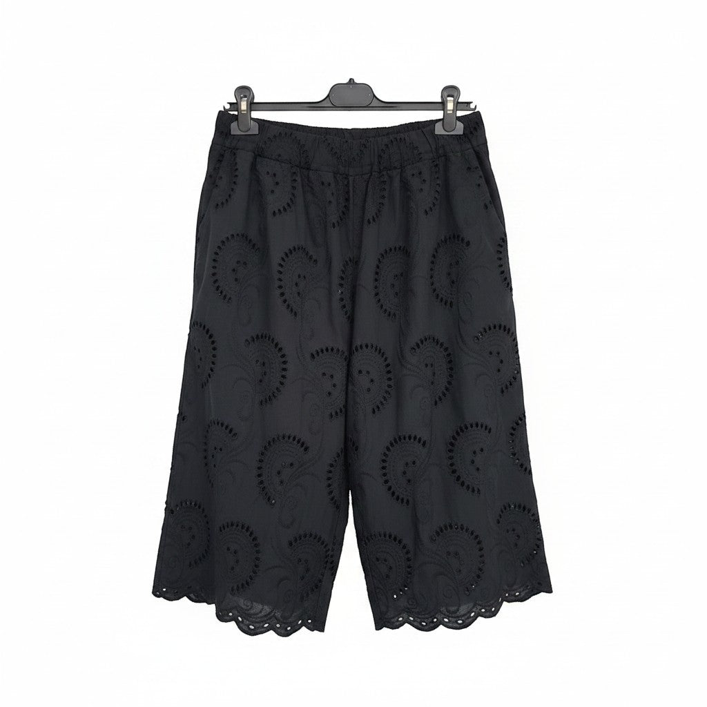 Boutique Sylbelle pantacourt noir en coton ajouré style dentelle avec bordure festonnée. Confortable et élégant.