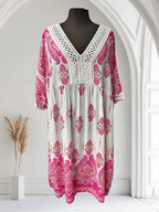 Boutique Sylbelle robe bohème blanche et rose en viscose avec motif cachemire et détails en crochet au col V.