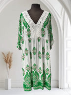 Boutique Sylbelle robe bohème blanche à imprimé cachemire vert et blanc, en viscose, avec encolure en V et détails en crochet.