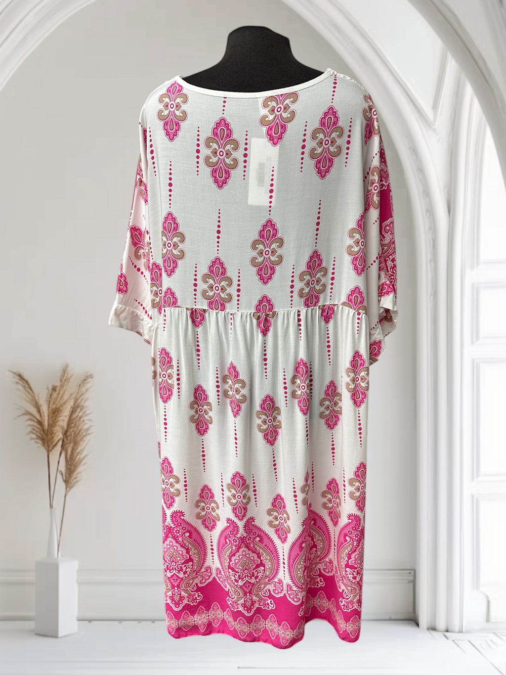 Boutique Sylbelle Robe bohème blanche avec motif cachemire rose et marron, en viscose 100%. Manches courtes, coupe ample.
