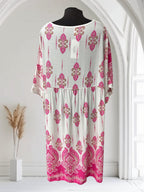 Boutique Sylbelle Robe bohème blanche avec motif cachemire rose et marron, en viscose 100%. Manches courtes, coupe ample.