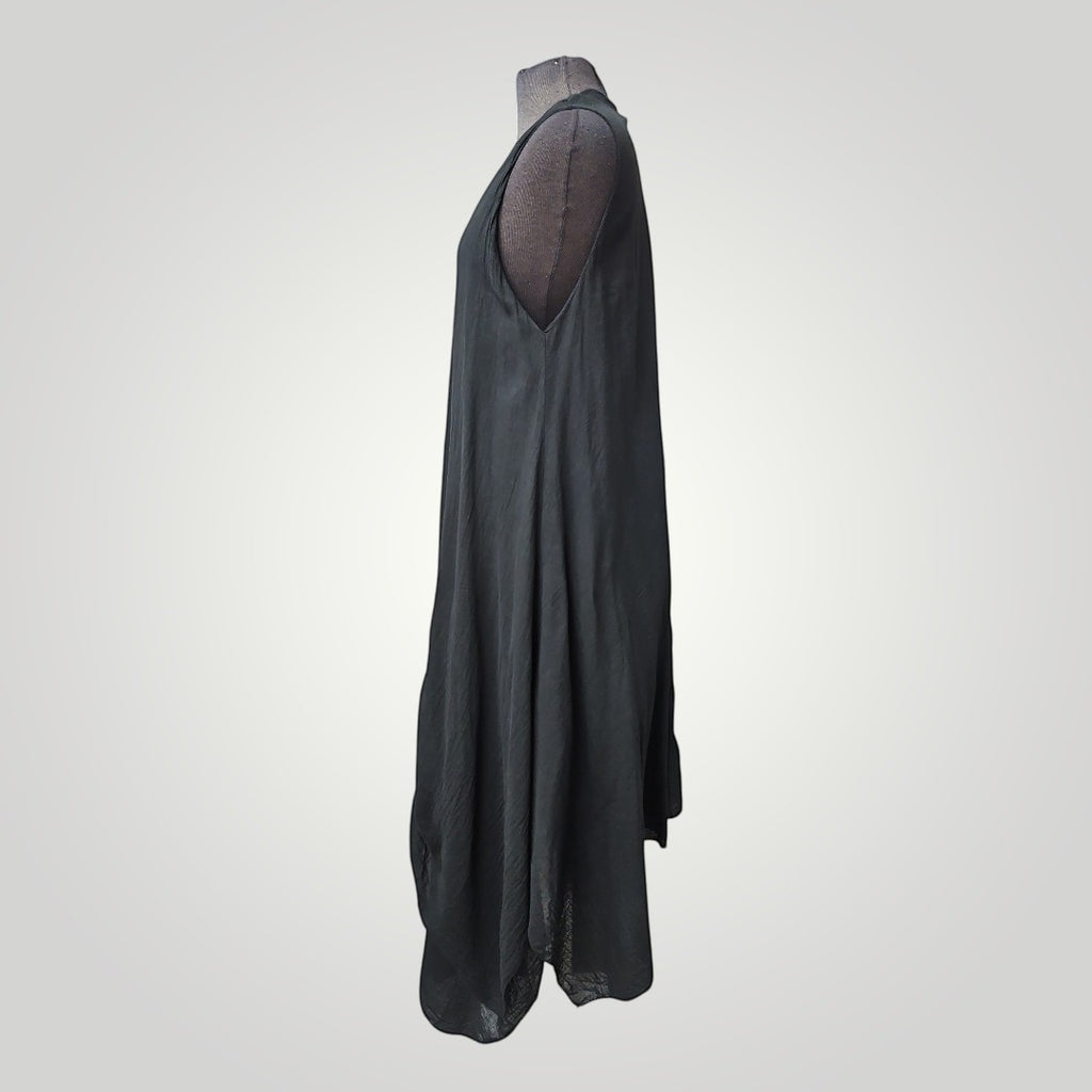 Boutique Sylbelle robe courte noire en viscose sans manches avec coutures verticales audacieuses