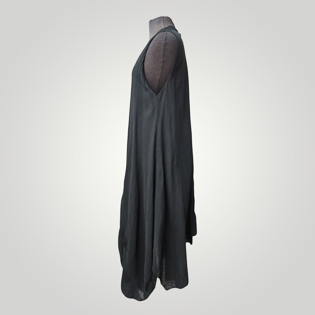 Boutique Sylbelle robe courte noire en viscose sans manches avec coutures verticales audacieuses