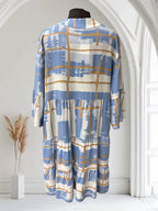 Robe Boutique Sylbelle à imprimé abstrait bleu et blanc avec des détails dorés, manches courtes évasées, coupe évasée à volants.