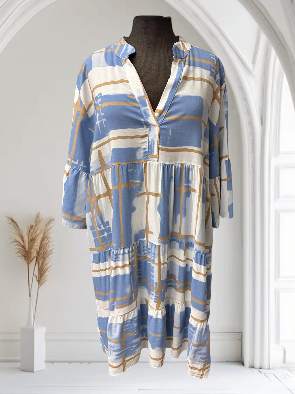 Robe longue à imprimé abstrait bleu et blanc avec des détails dorés, manches évasées, col en V, Boutique Sylbelle
