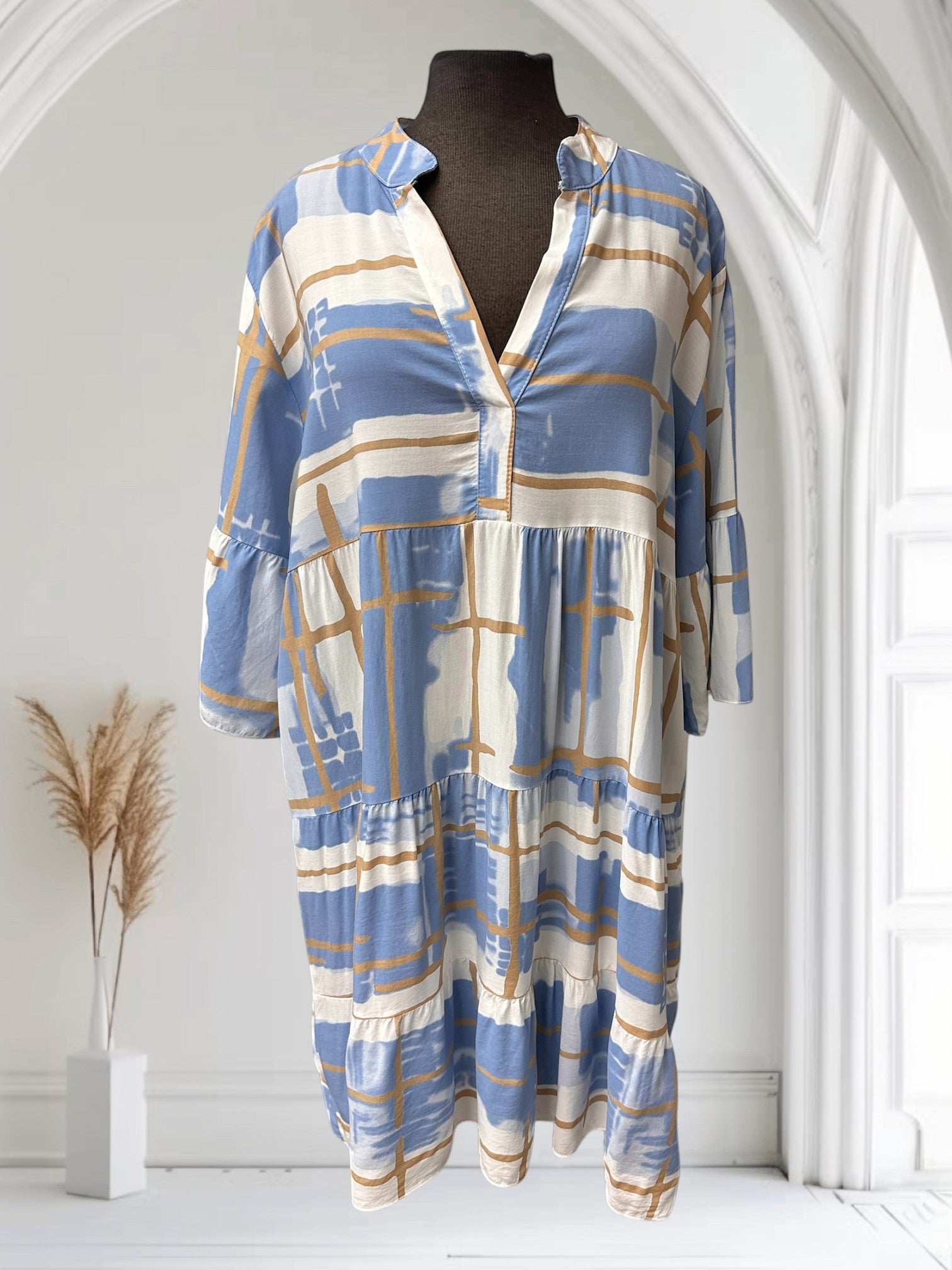 Robe longue à imprimé abstrait bleu et blanc avec des détails dorés, manches évasées, col en V, Boutique Sylbelle
