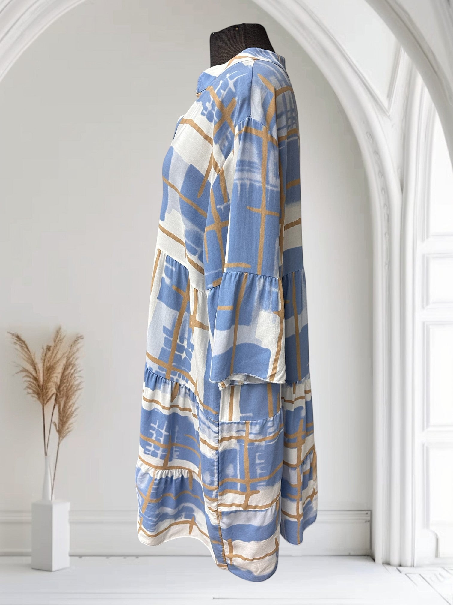 Boutique Sylbelle robe longue à volants bleu et blanc avec un imprimé abstrait géométrique.