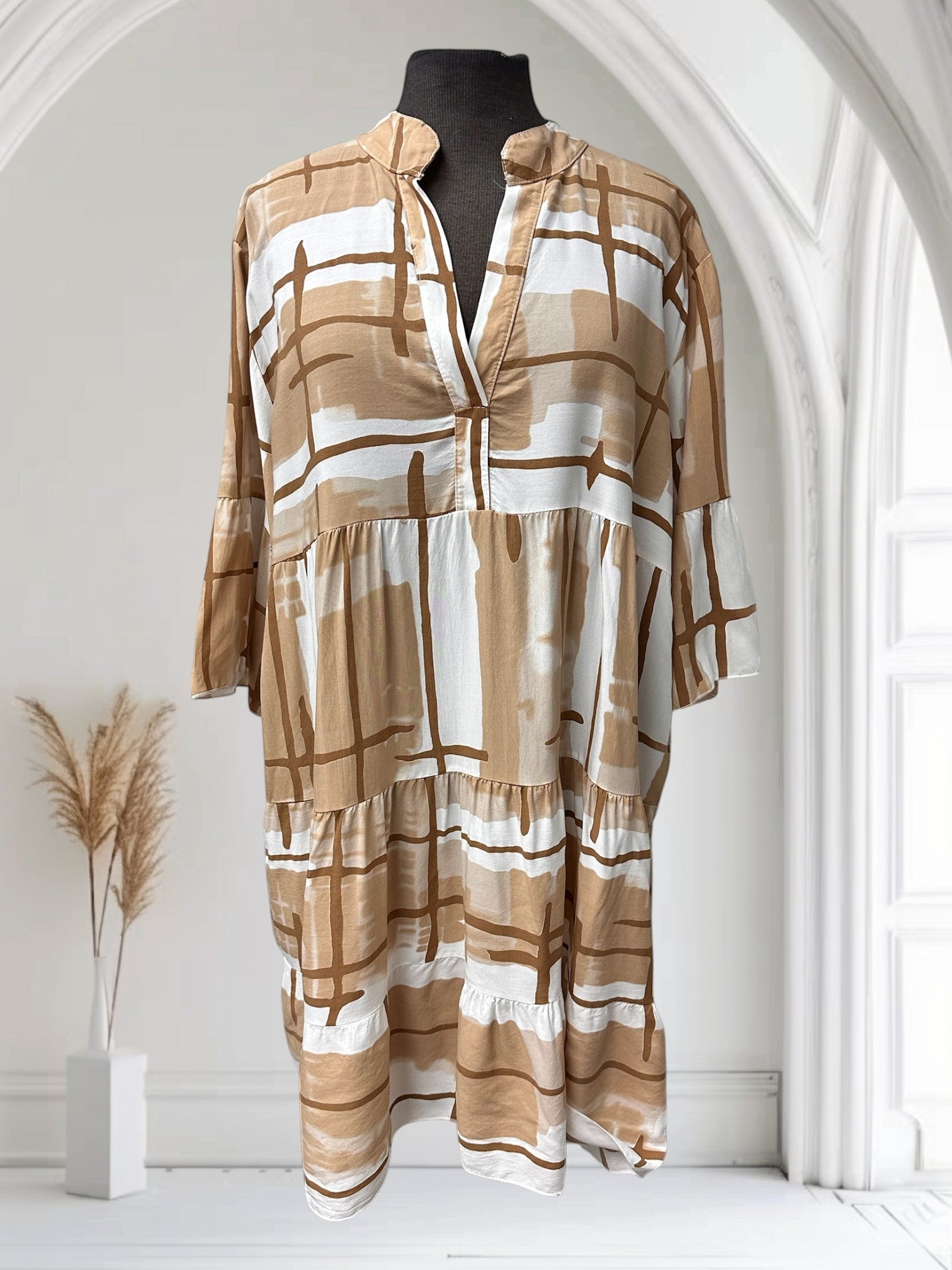 Robe longue à volants Boutique Sylbelle, imprimé abstrait marron et blanc, col en V, manches courtes évasées.