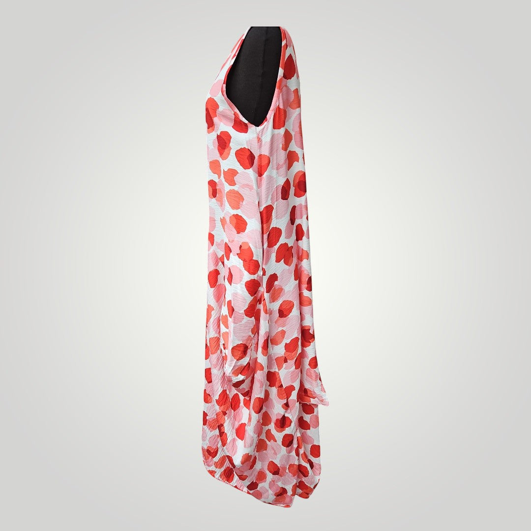 Boutique Sylbelle robe longue sans manches à imprimé floral rouge et blanc, avec poches. 85% viscose, 15% nylon.