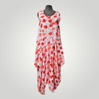 Boutique Sylbelle robe longue sans manches à pois rouges et roses, avec poches, 85% viscose, 15% nylon.