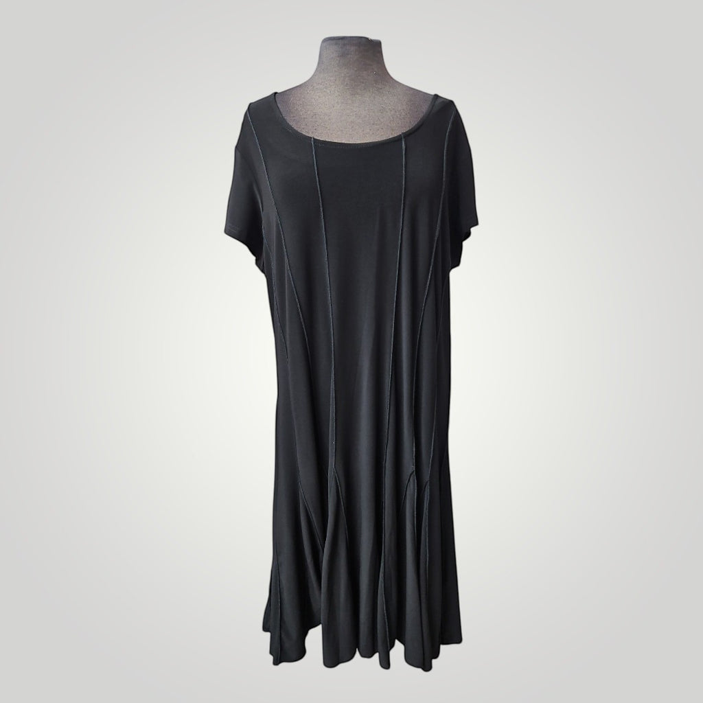 Boutique Sylbelle Robe noire manches courtes en polyester et spandex, coupe évasée, coutures verticales décoratives.