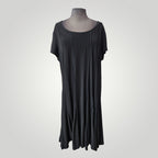 Boutique Sylbelle Robe noire manches courtes en polyester et spandex, coupe évasée, coutures verticales décoratives.