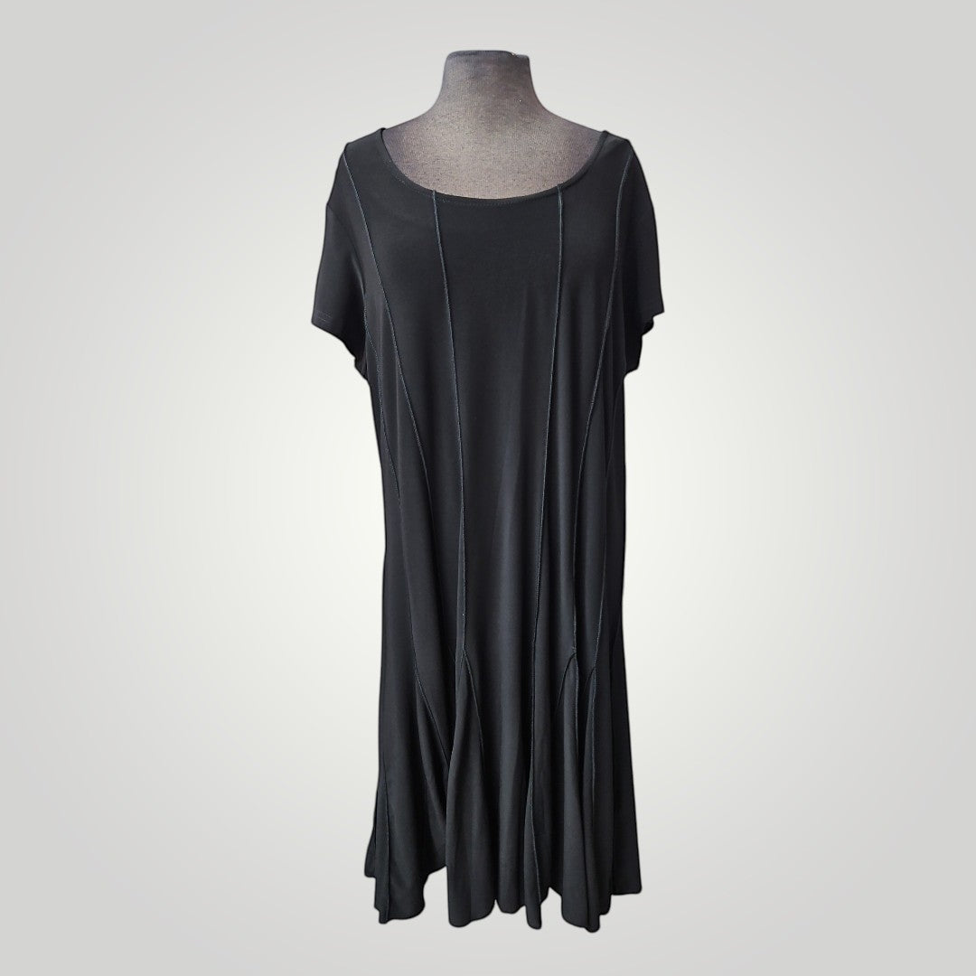 Boutique Sylbelle Robe noire manches courtes en polyester et spandex, coupe évasée, coutures verticales décoratives.