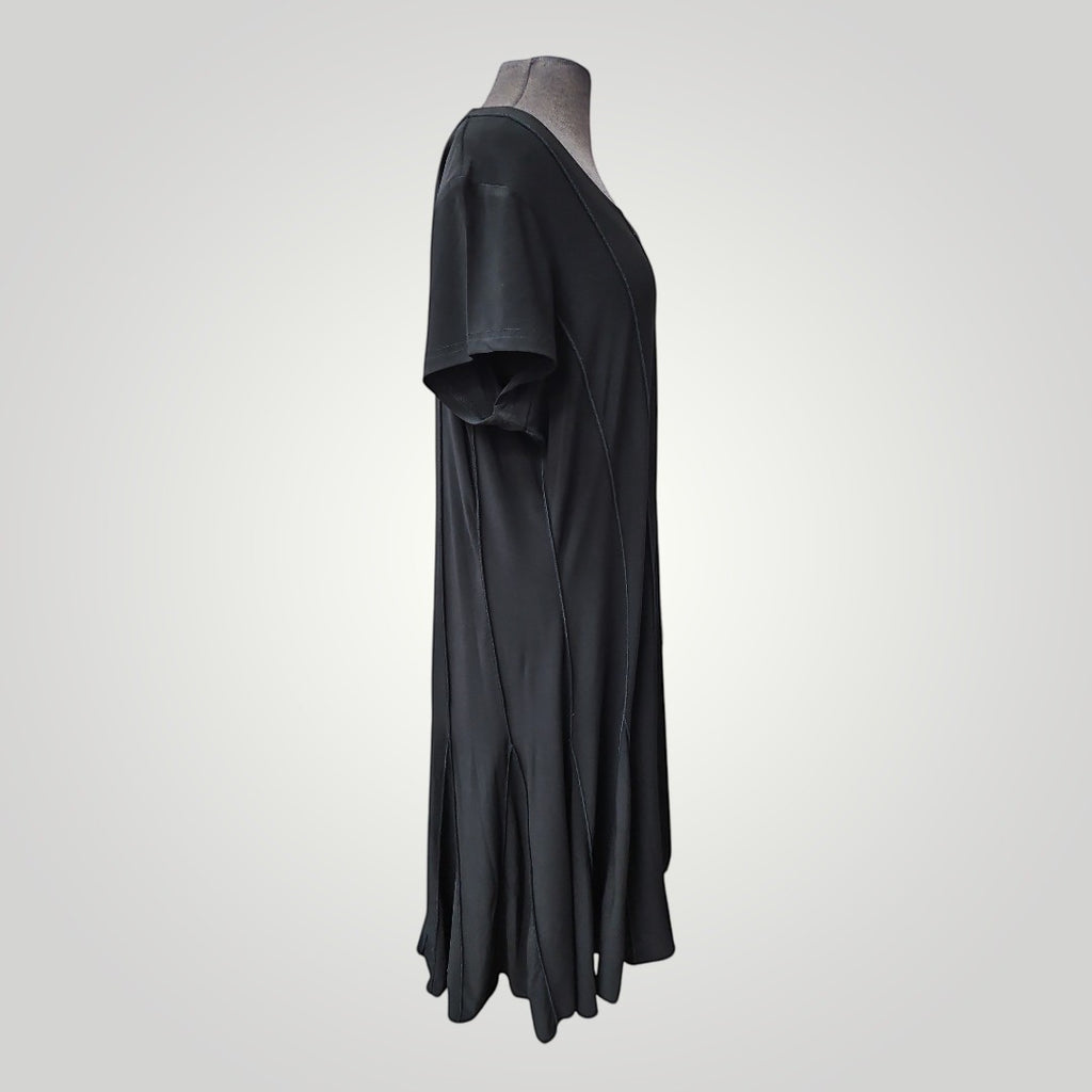 Boutique Sylbelle Robe Tango Mango noire à manches courtes, en polyester et spandex, avec coutures décoratives et jupe évasée.