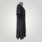 Boutique Sylbelle Robe Tango Mango noire à manches courtes, en polyester et spandex, avec coutures décoratives et jupe évasée.