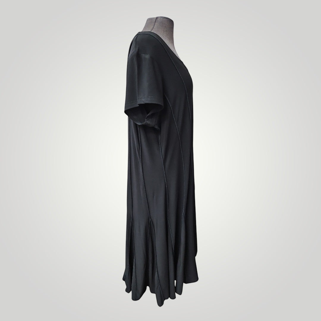 Boutique Sylbelle Robe Tango Mango noire à manches courtes, en polyester et spandex, avec coutures décoratives et jupe évasée.