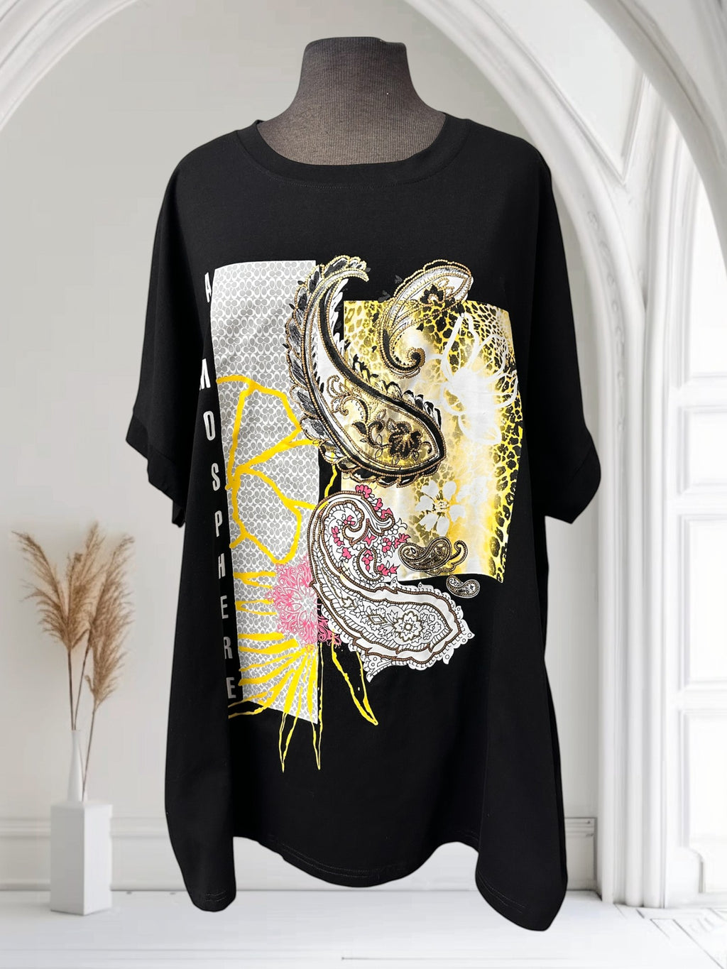 Boutique Sylbelle T-shirt noir à manches courtes avec imprimé cachemire, léopard, jaune et rose. Coupe décontractée.