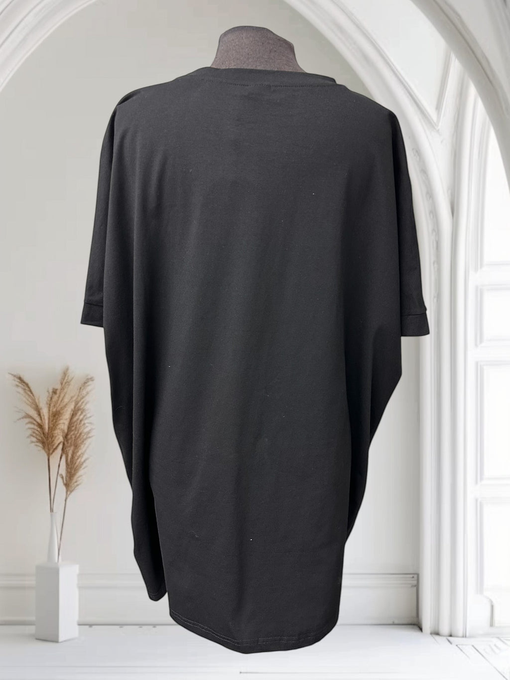 Boutique Sylbelle T-shirt noir à manches courtes avec imprimé cachemire et léopard, touches de jaune et rose.