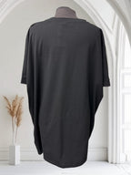 Boutique Sylbelle T-shirt noir à manches courtes avec imprimé cachemire et léopard, touches de jaune et rose.
