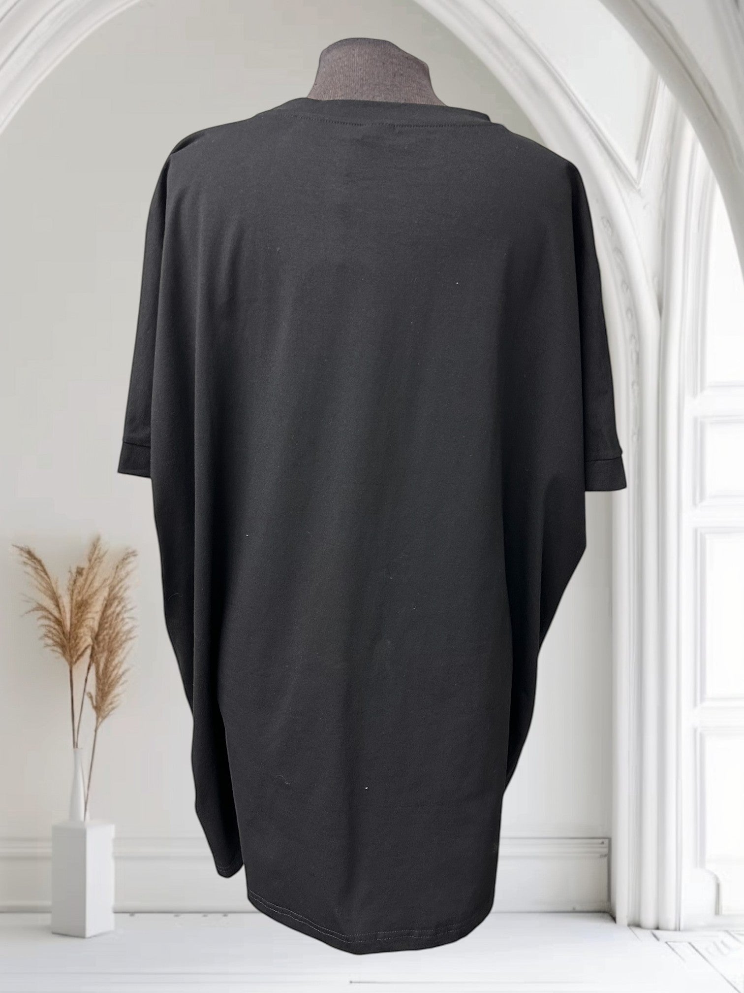 Boutique Sylbelle T-shirt noir à manches courtes avec imprimé cachemire et léopard, touches de jaune et rose.