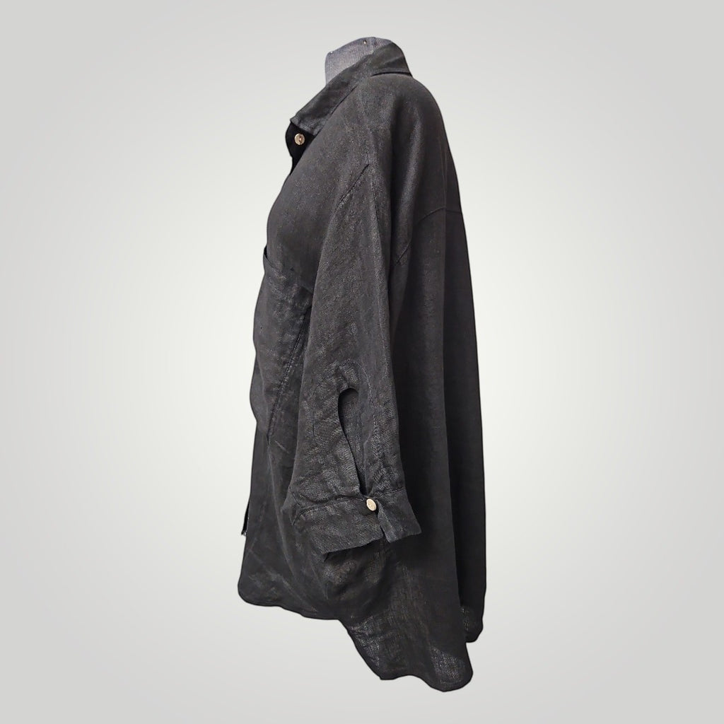 Boutique Sylbelle Top noir en lin 100% naturel, col chemise, manches courtes retroussées avec bouton, coupe ample et respirante.