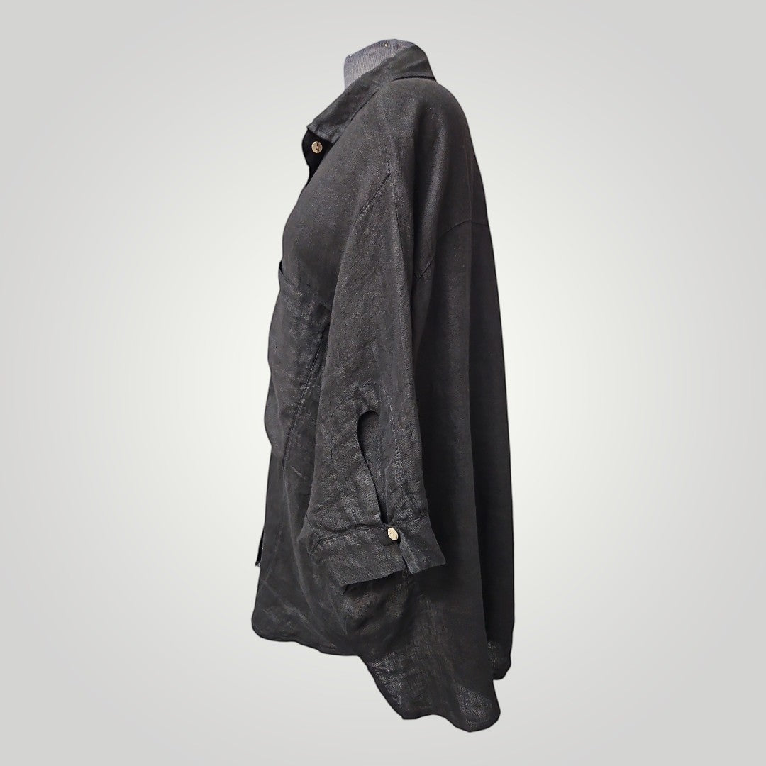 Boutique Sylbelle Top noir en lin 100% naturel, col chemise, manches courtes retroussées avec bouton, coupe ample et respirante.