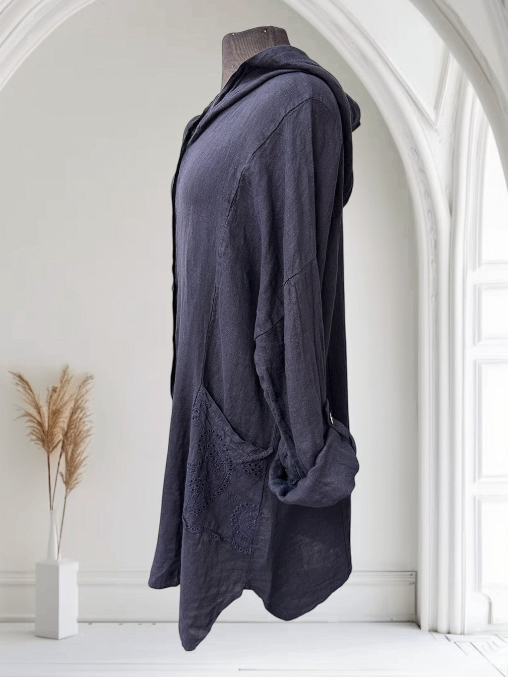 Boutique Sylbelle Veste longue à capuche en lin bleu marine avec poches brodées et détails en dentelle.